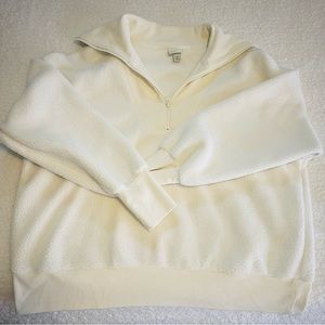Cozy sweater in a white creamish color. Has a thick neck collar.